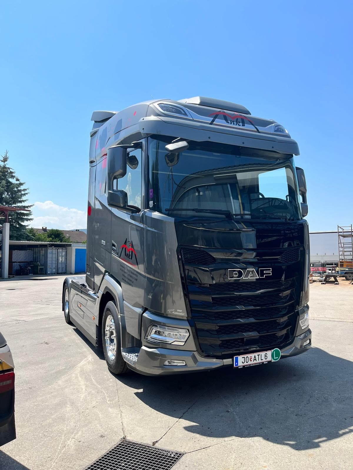 DAF-Sattelzug der Flotte am Betriebshof