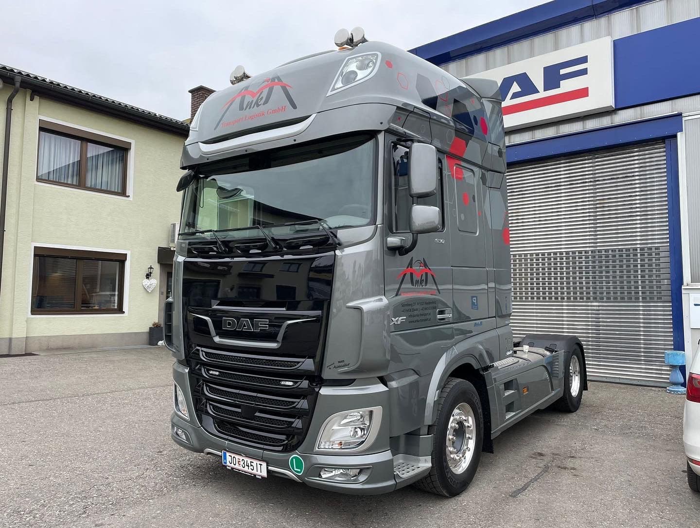 DAF XF mit Anka-Beklebung und Hexagon-Motiv