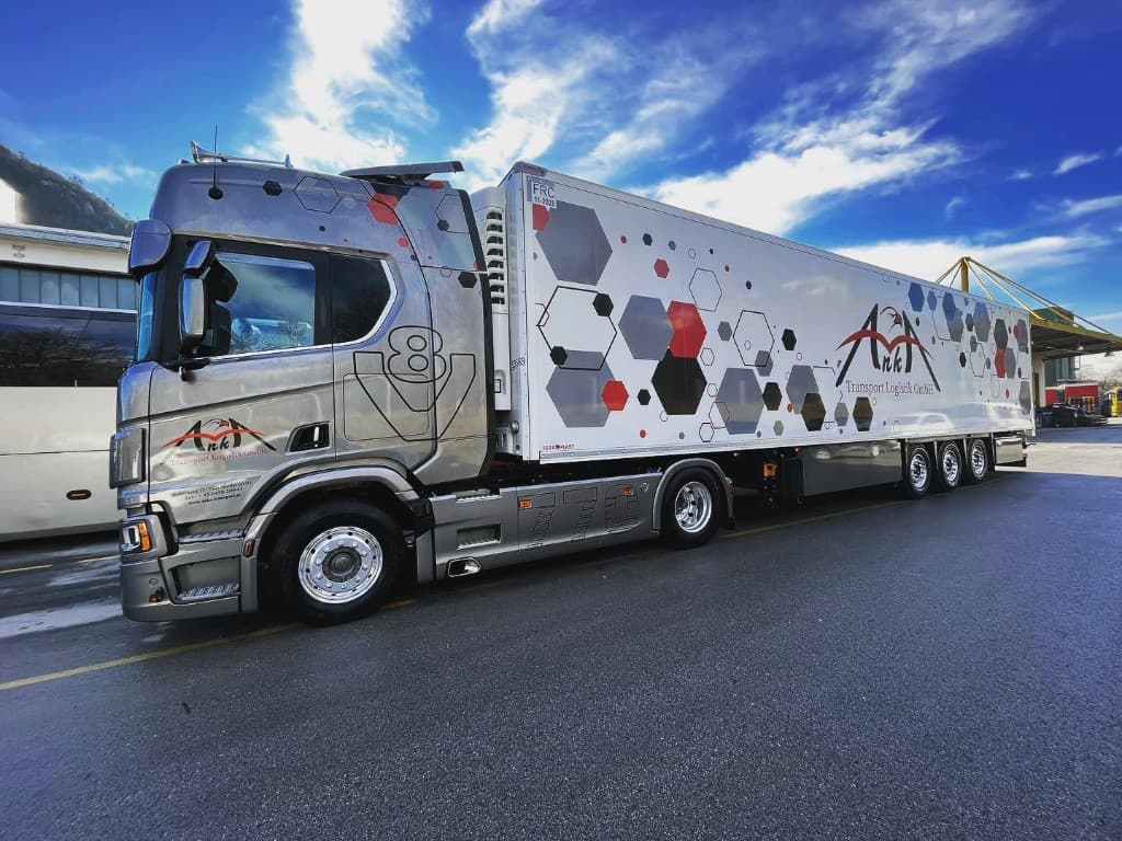 Scania mit Anka-Transport-Kühlauflieger und Hexagon-Beklebung